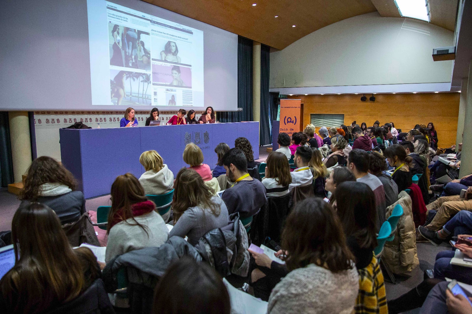 Reconegudes expertes, periodistes i activistes feministes van participar aquest dimarts, 12 de febrer, en la jornada organitzada per les Corts i la Unió de Periodistes. BIEL ALIÑO, UNIÓ DE PERIODISTES