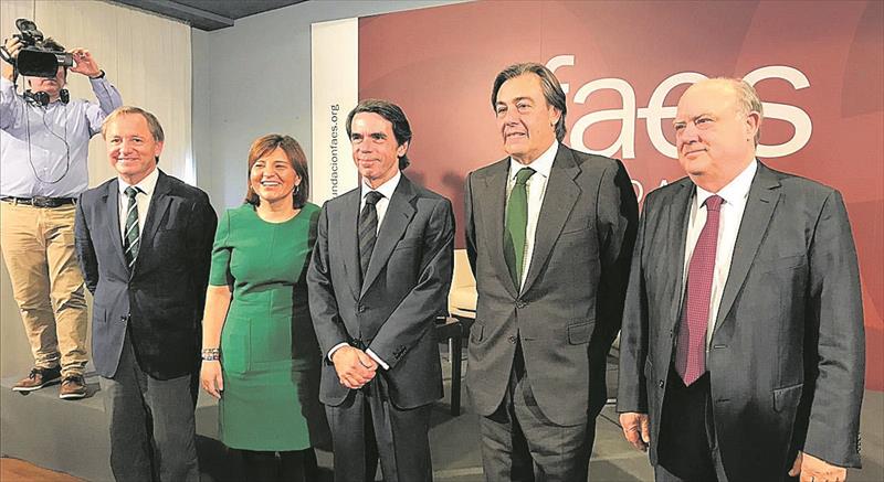 Isabel Bonig, junt amb l'expresident de la Generalitat José María Aznar, en un acte de Faes a València. / FAES