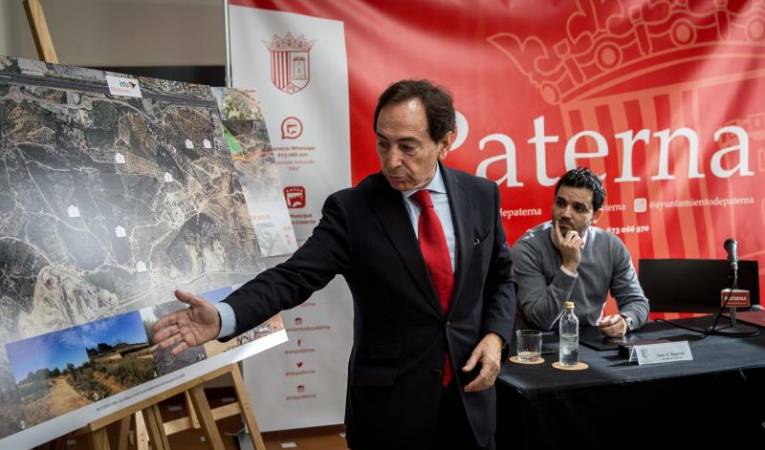 Imatge d'arxiu de Salvador Arenere, representant d'Intu Mediterrani, amb l'alcalde de Paterna, Juan Antonio Sagredo.