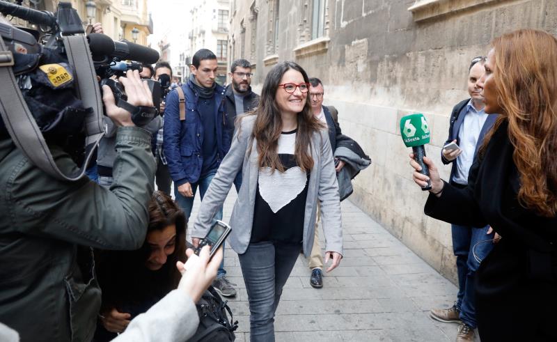 La vicepresidenta del Consell, Mónica Oltra, a la seua arribada al Palau de la Generalitat aquest dilluns. / EFE