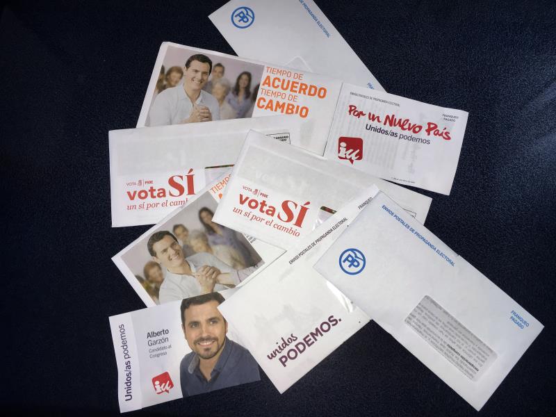 Sobres d'enviament postal amb propaganda electoral d'anteriors eleccions. / EFE 