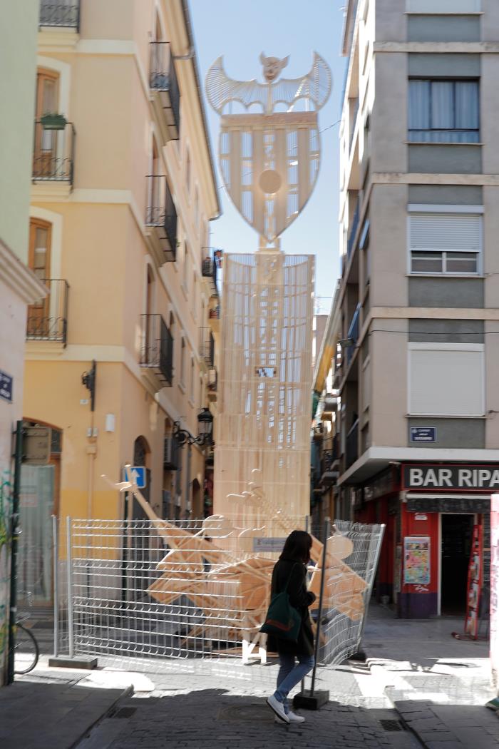 L'equip de Juanjo García planta enguany la falla Ripalda-Soguers, al barri del Carme de València. / EFE