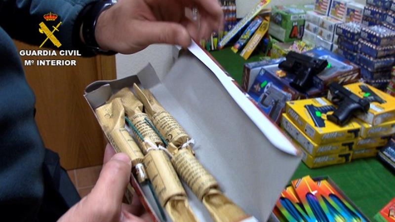 El material pirotècnic intervingut suposa un pes aproximat de 90 quilos. / EFE/GUÀRDIA CIVIL