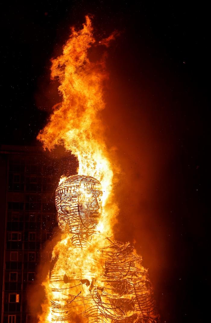 La 'cremà' del monument municipal de València va posar el punt i final al cicle faller del 2019. / EFE