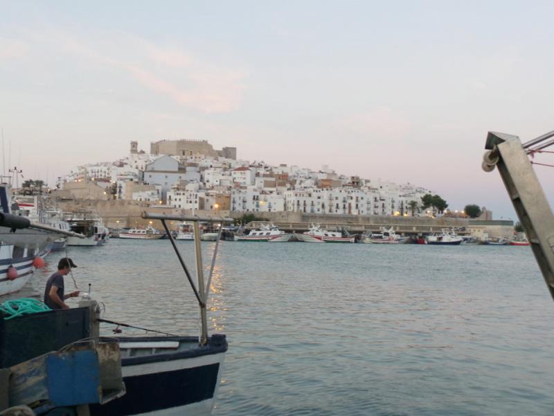 El jove tenia previst arribar al port de Vinaròs però ha estat rescatat front a la costa de Peníscola. / EFE