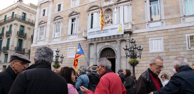 Els llaços grocs van estar penjats a la façana del Palau de la Generalitat fins al passat dia 21 de març. / ACN