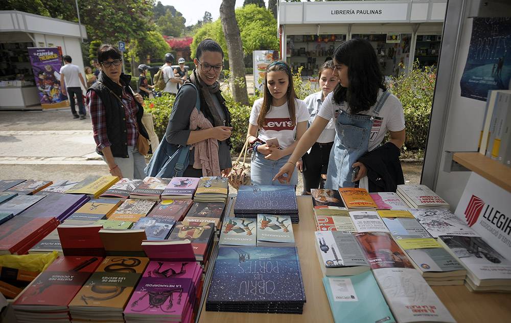 Els menors d'entre 6 a 13 anys són els grans lectors en valencià ja que, en alguns casos, la xifra arriba fins al 70% de lectors ocasionals en llengua pròpia. / DANIEL GARCÍA-SALA