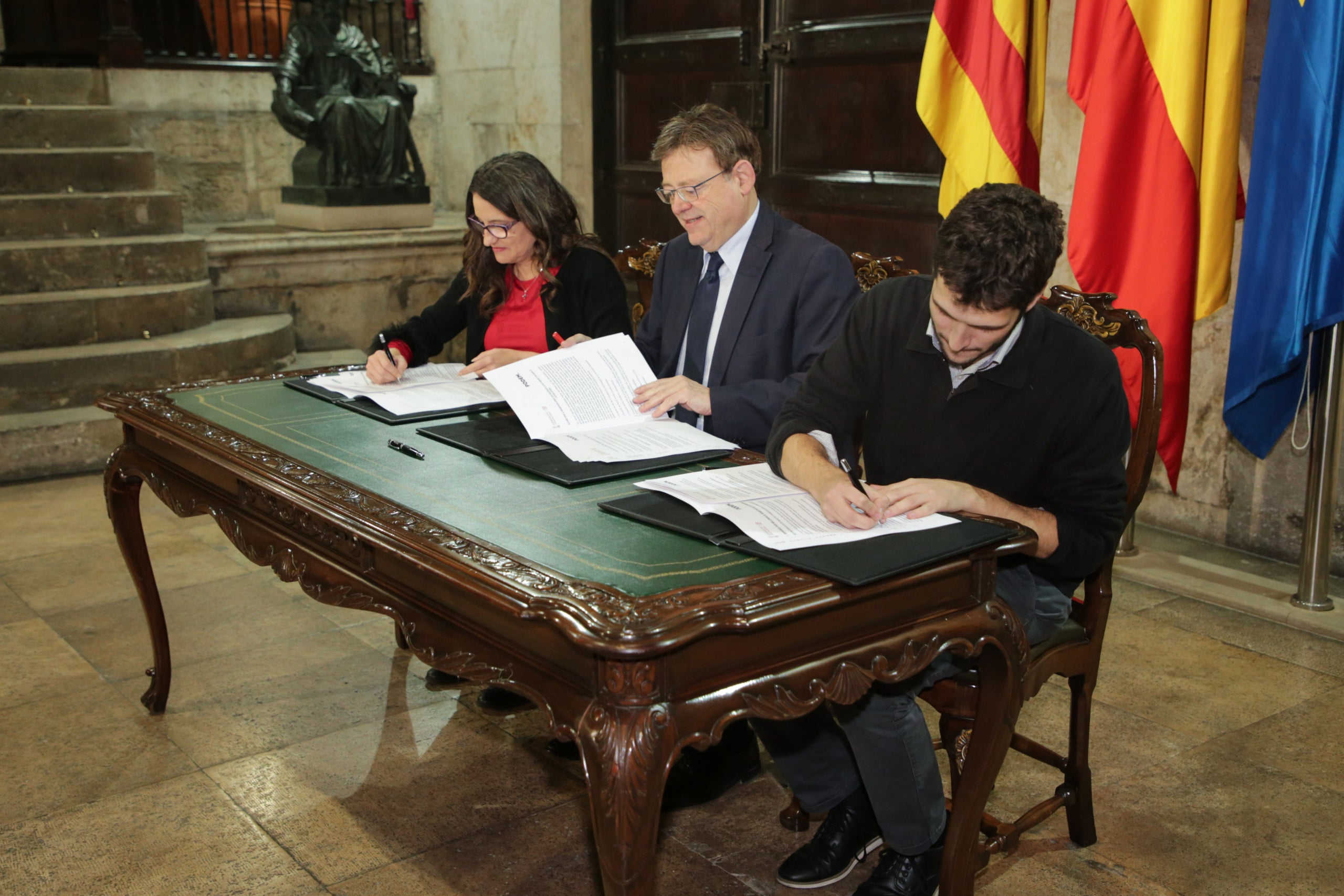 Els líders dels tres partits que donen suport a l'Acord del Botànic en la signatura del pacte per a aprovar el Pressupost de la Generalitat el passat mes d'octubre. / DIARI LA VEU