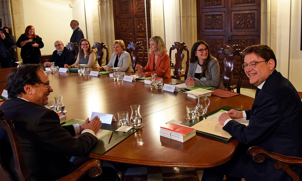 El president de la Generalitat, Ximo Puig, reunit amb el seu govern minuts abans de convocar les eleccions per al 28 d'abril. / DANIEL GARCÍA-SALA