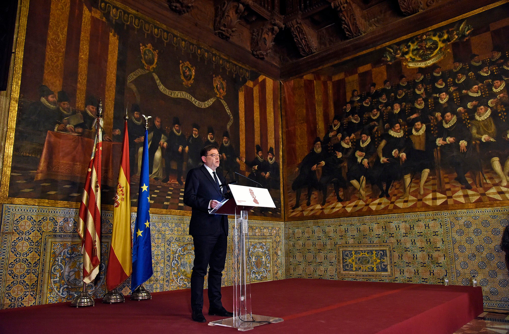 El president de la Generalitat, Ximo Puig, va comparéixer al Saló de Corts, símbol de l'autogovern valencià. / DANIEL GARCÍA-SALA