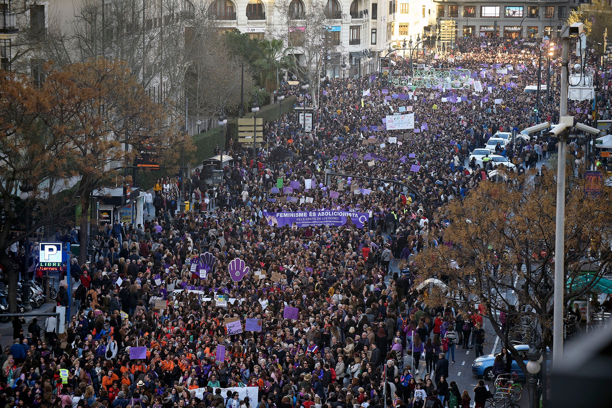 Milers de persones han secundat la manifestació convocada per l'Assemblea Feminista del 8 de Març. / DANIEL GARCÍA-SALA