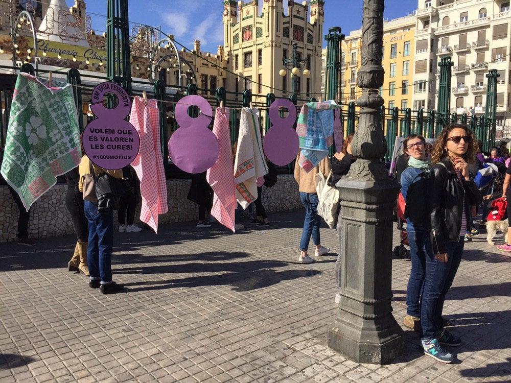 La Comissió Feminista de Cures ha escenificat una performance davant l'Estació del Nord per a visibilitzar el treball de la llar. / DLV