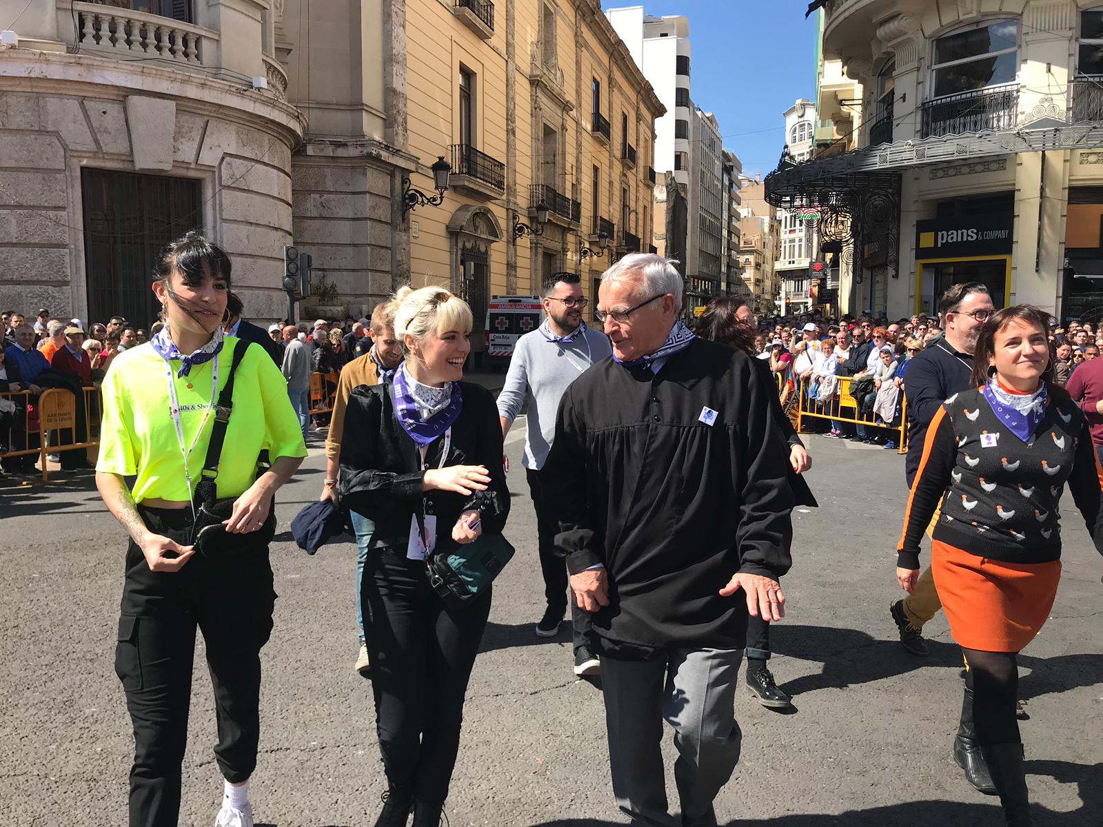 Natalia Lacunza i Alba Reche han visitat la falla municipal abans de la 'mascletà' d'aquest dilluns. / DIARI LA VEU