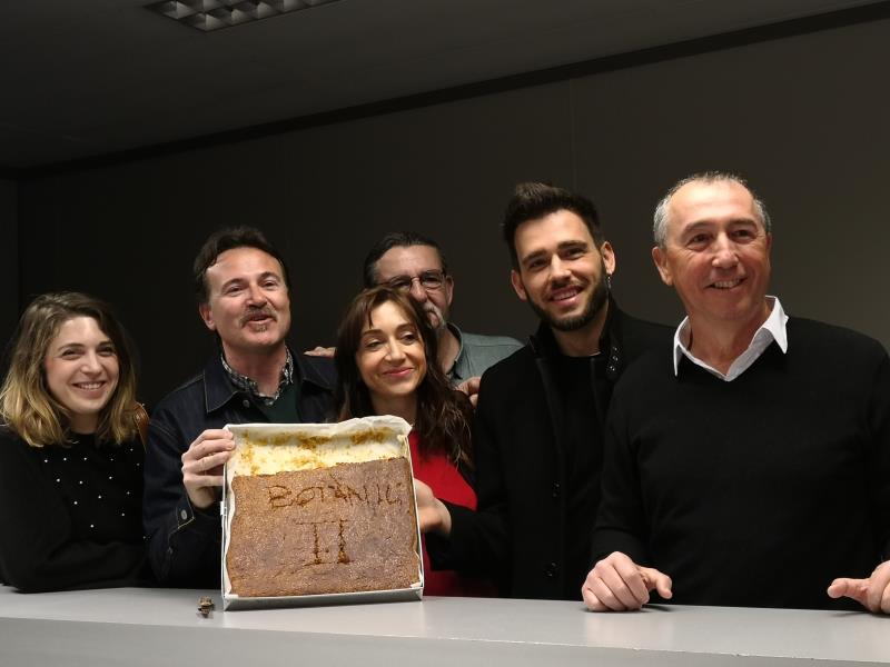 Els candidats han celebrat la presentació de les llistes amb una coca de carabassa cuinada per Baldoví en què han escrit 'Botànic II'. / EFE