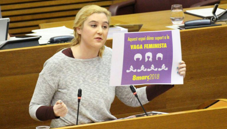 Imatge d'arxiu de la diputada Cristina Cabedo amb un cartell de la vaga feminista del 2018. /PODEM