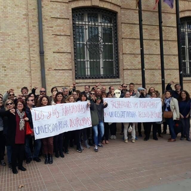 Els formadors s'han concentrat aquest dimarts a les portes de l'edifici de Tabacalera. / COMITÉ D'EMPRESA UP