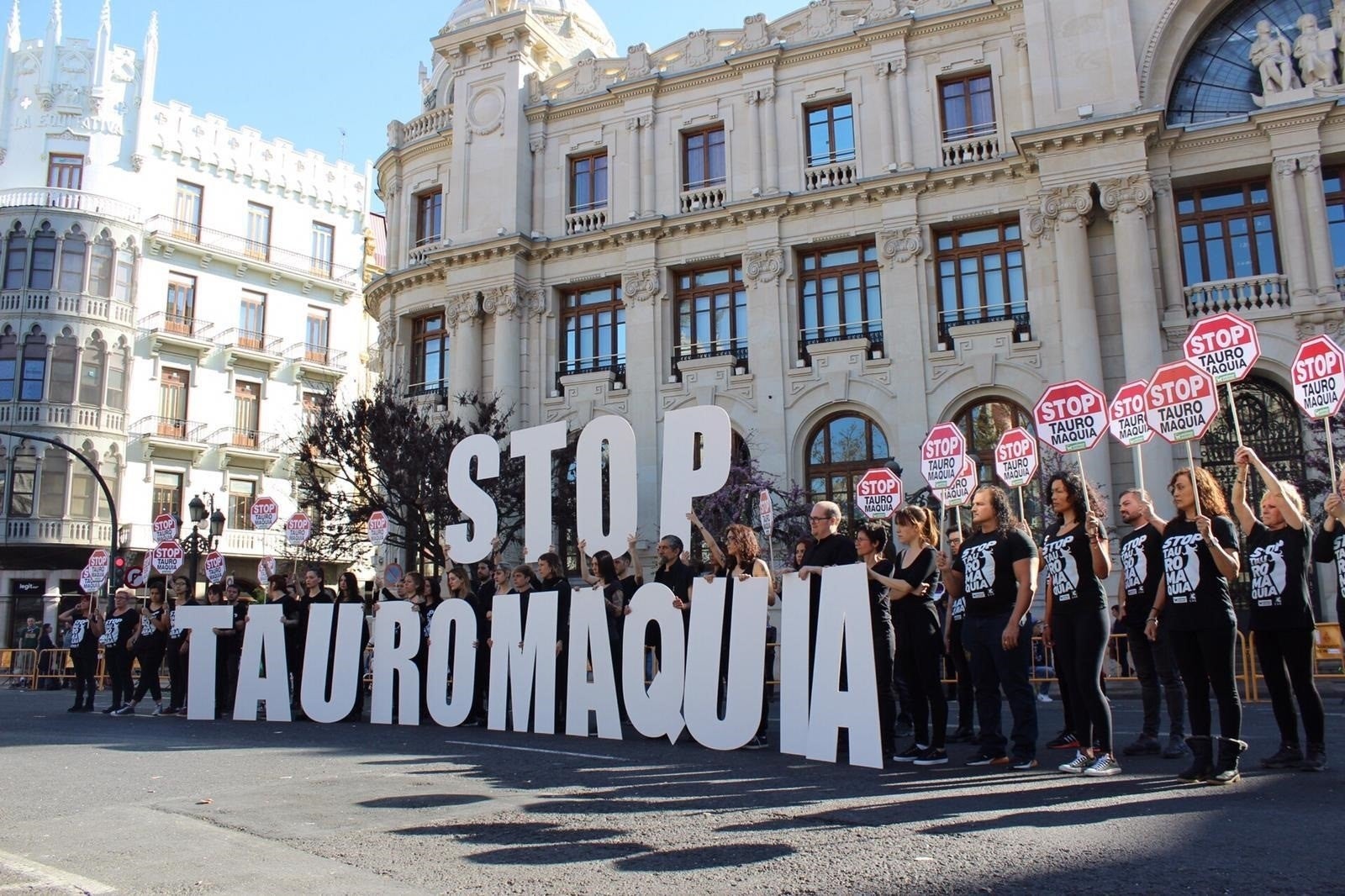 Els manifestants s'han reunit enfront de l'edifici de Correus de la plaça de l'Ajuntament al crit de 'València és antitaurina'. / EUROPA PRESS