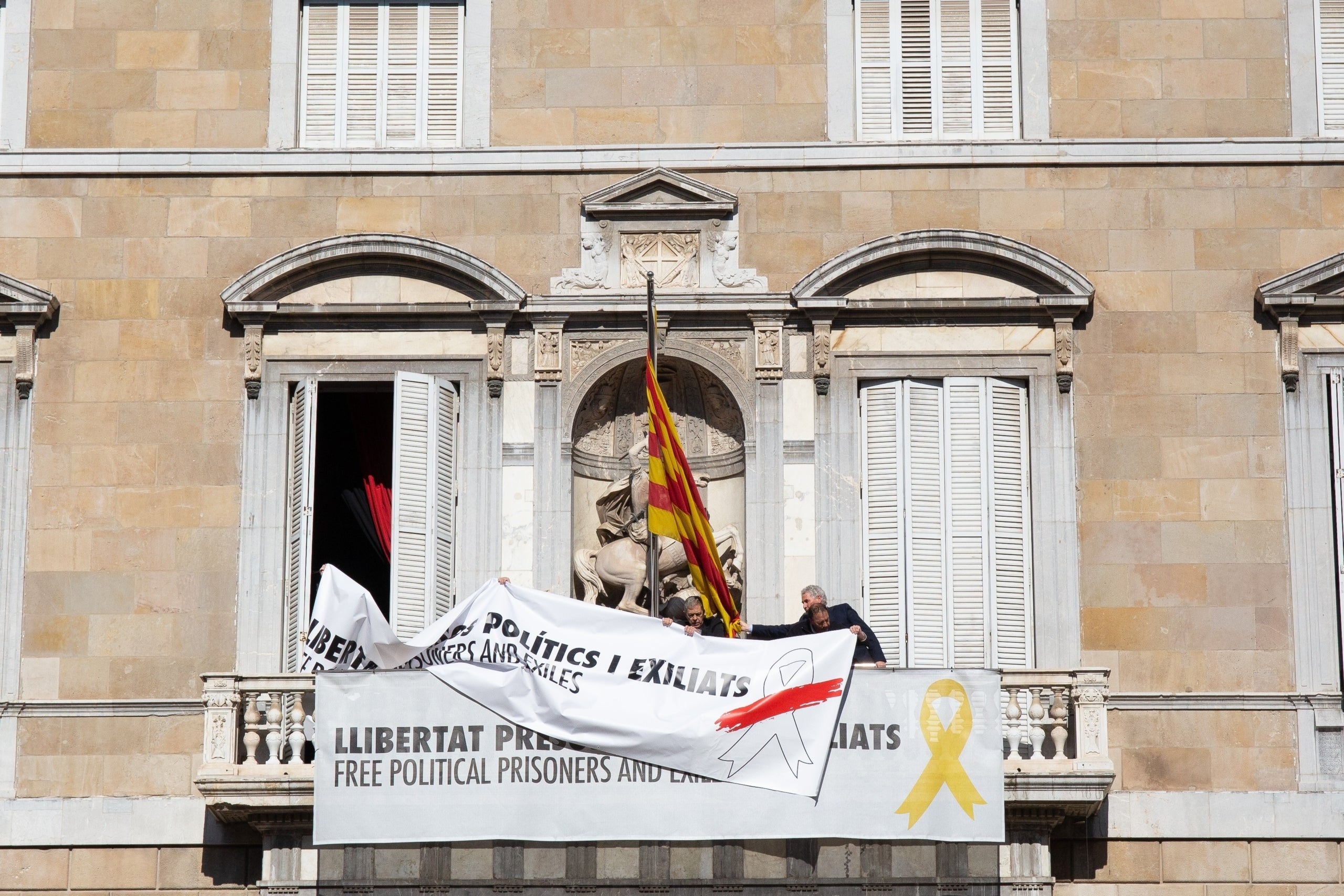 IOperaris del govern català han posat la nova pancarta a les 10.20 hores, l'endemà que el síndic de greuges, Rafael Ribó, recomanara que de manera 'excepcional' retirara els llaços grocs i estelades dels edificis de la Generalitat de Catalunya. / EUROPA PRESS