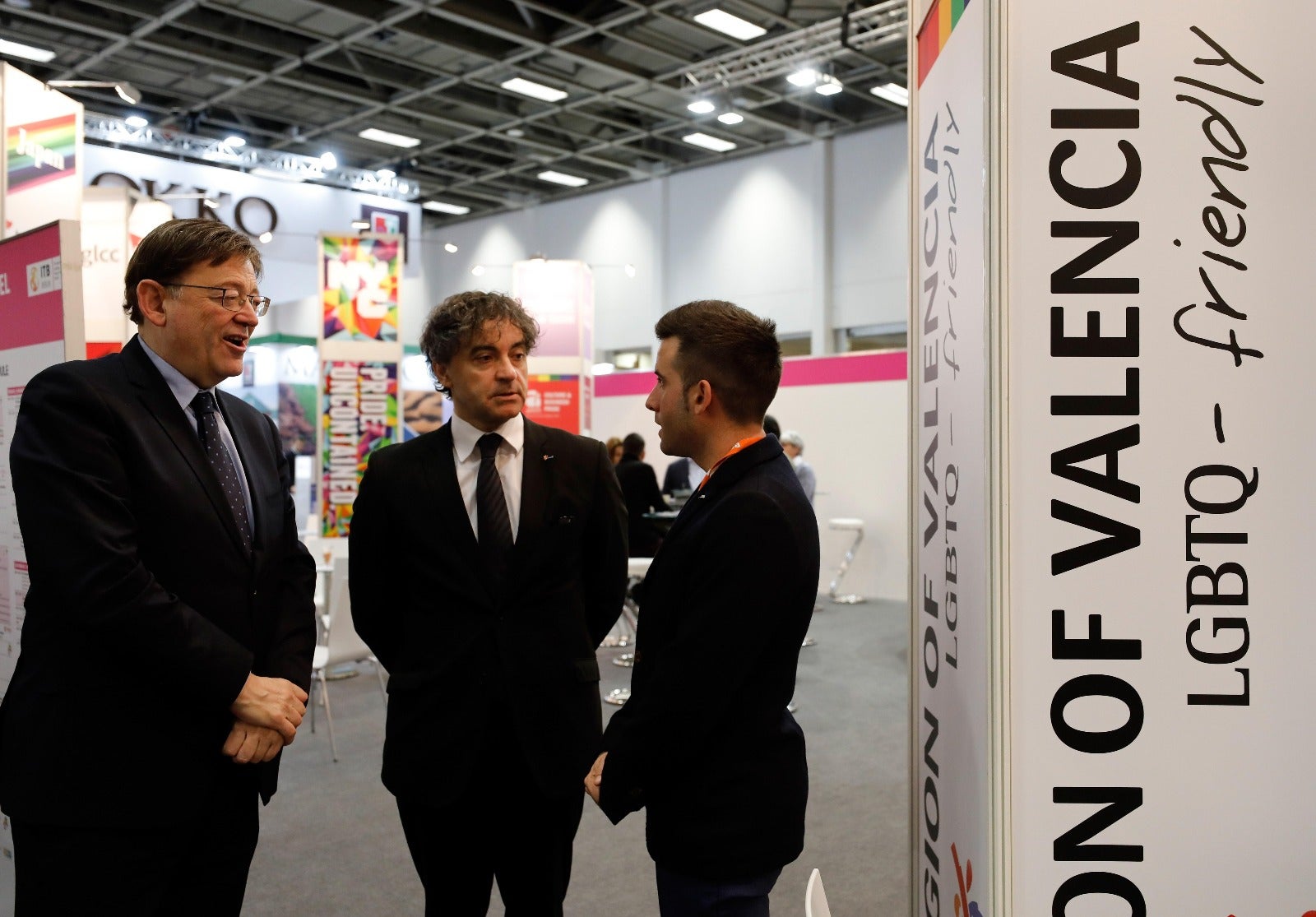 El president de la Generalitat, Ximo Puig, i el secretari autonòmic de Turisme, Francesc Colomer, durant la visita a l'expositor valencià al 'pink corner'. / GVA