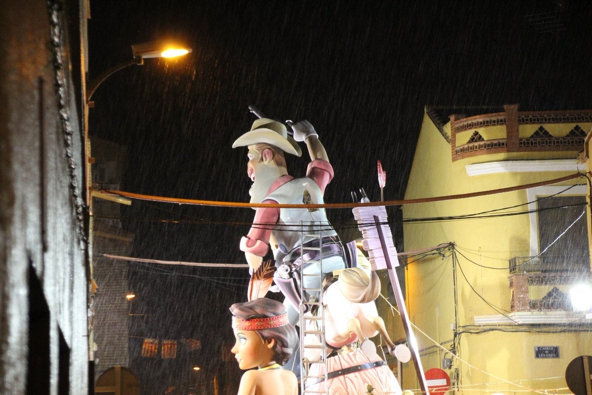 La pluja va començar a caure amb intensitat a la Pobla de Vallbona poc abans de començar la 'Cremà'. Fotografia de la falla Josep Antoni abans de ser encesa aquest dimarts. /  @ENRIKAP