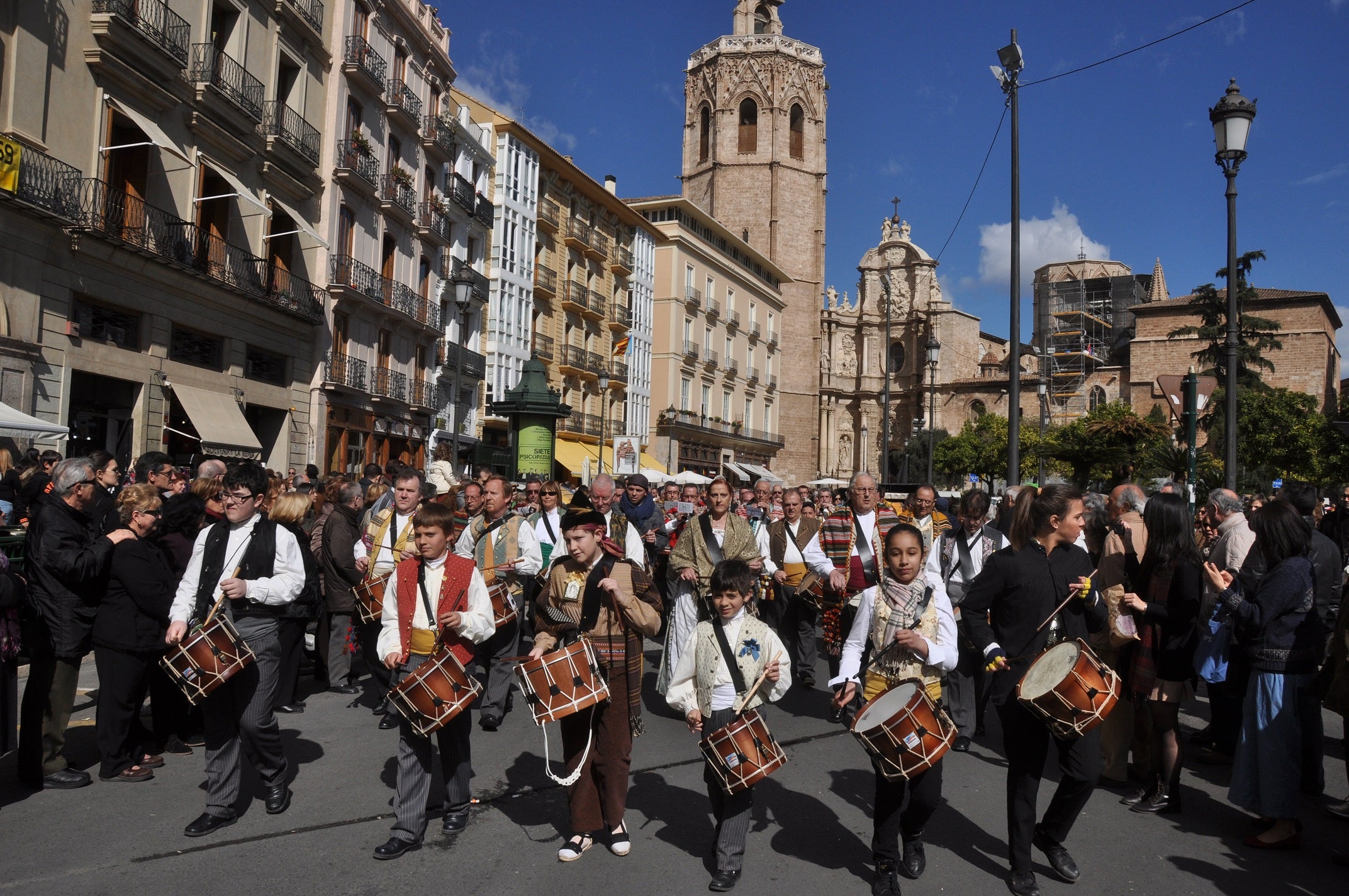 Des del 1936, la Cavalcada del Ninot recorre els carrers del centre de la ciutat. Imatge d'arxiu de cercavila fallera. / FESTES DE VALÈNCIA