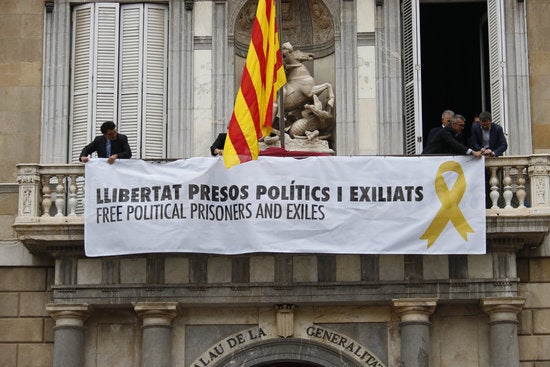 Imatge d'arxiu d'un distintiu a favor de la llibertat dels presos polítics penjada a la façana del Palau de la Generalitat de Catalunya. / ACN