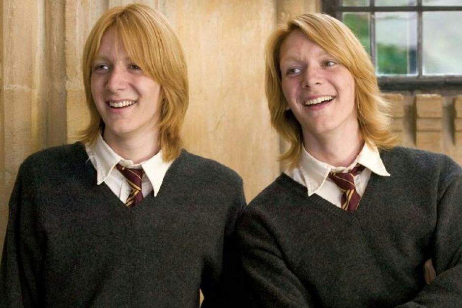 Els actors James i Oliver Phelps, que interpreten els personatges dels bessons Weasley en l'adaptació cinematogràfica de Harry Potter. / FOTOGRAMA HARRY POTTER