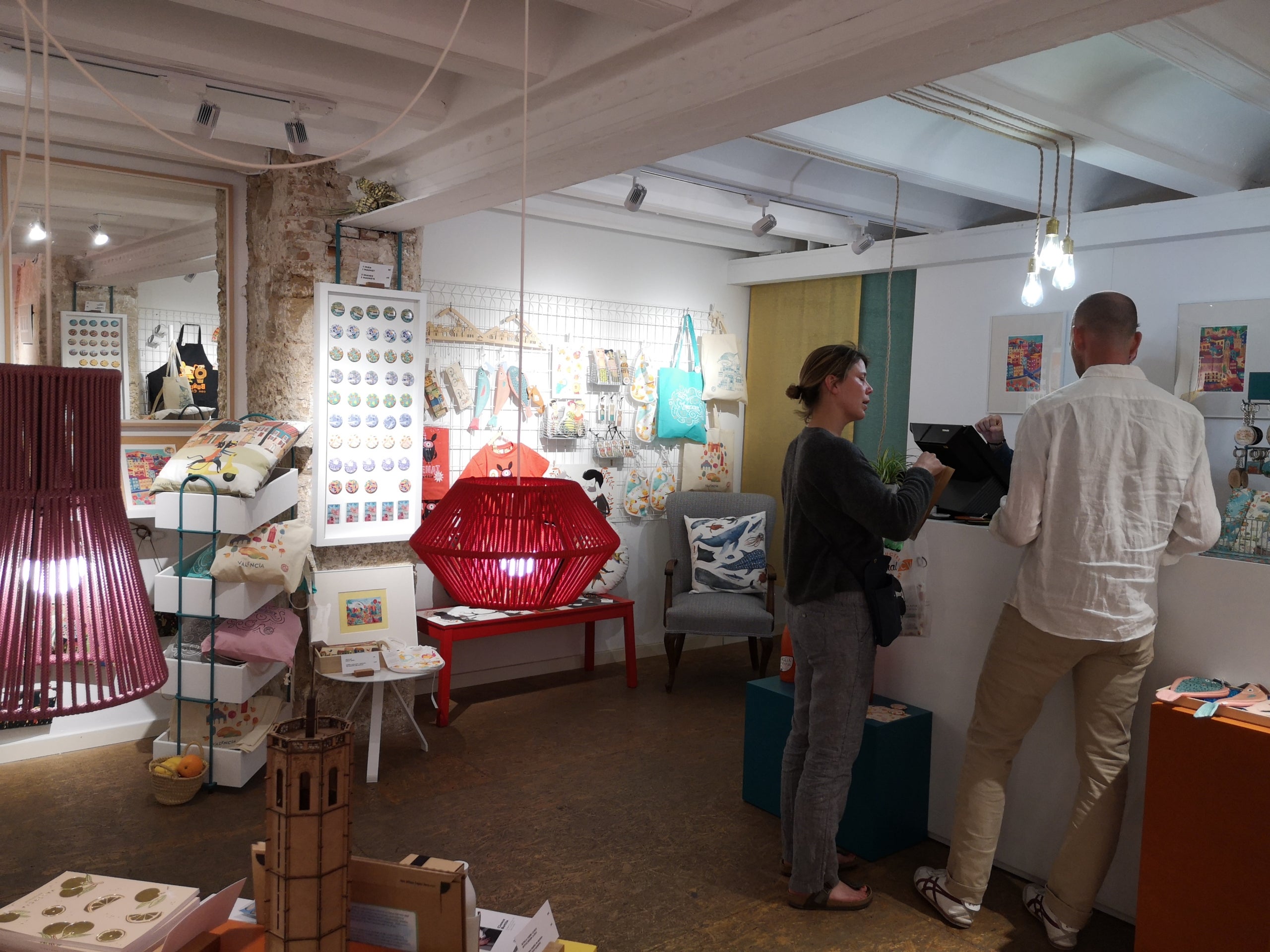 La Postalera és la primera tenda de València especialitzada en postals amb il·lustracions de la ciutat./ LM