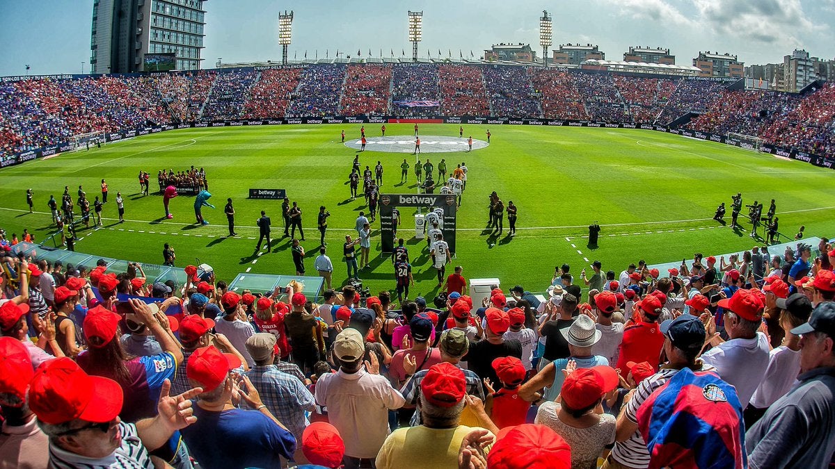 La Colla Blanc-i-Negra convida valencianistes i llevantinistes a conéixer a través d'aquesta xarrada 'un poc més d'aquesta rivalitat'. Fotografia de l'estadi Ciutat de València abans del derbi del 2 de setembre del 2018. / @LEVANTEUD