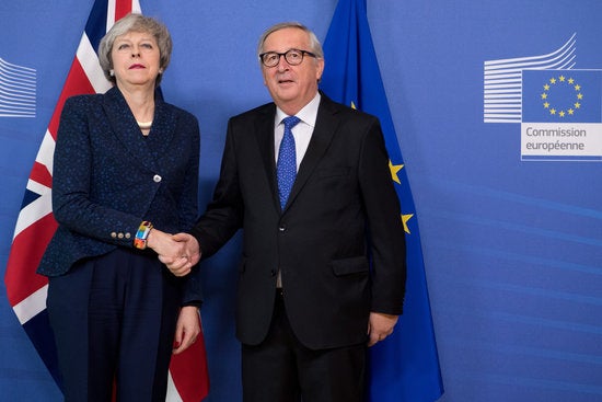 La primera ministra britànica, Theresa May, i el president de la Comissió Europea, Jean-Claude Juncker, a Brussel·les aquest febrer. / COMISSIÓ EUROPERA, ETIENNE ANSOTTE