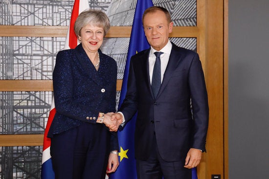 La primera ministra britànica, Theresa May, i el president del Consell Europeu, Donald Tusk, abans de la reunió prèvia a la cimera sobre el Brèxit a Brussel·les el 24 de novembre del 2018. / EUROPEAN UNION