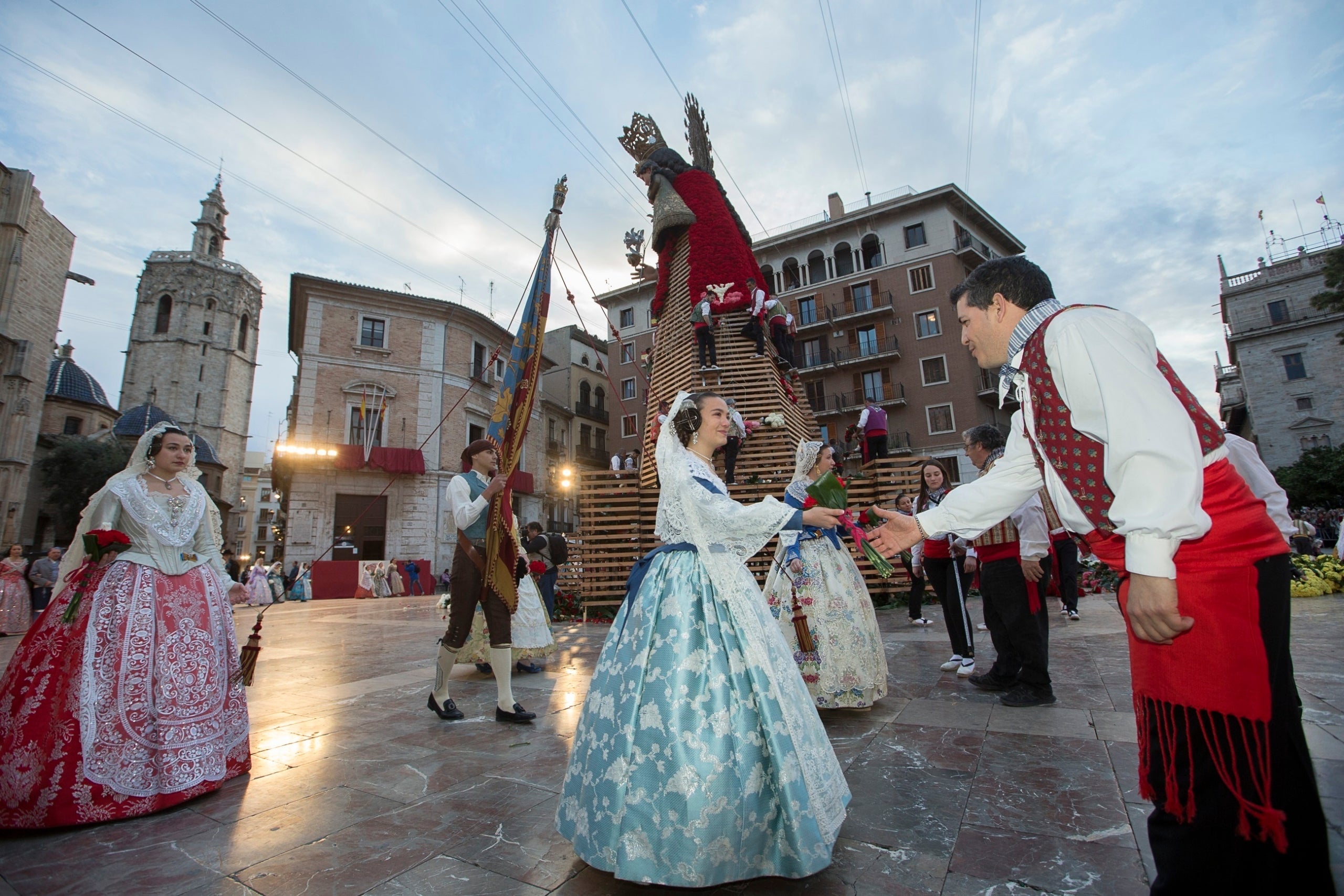 En l'Ofrena prenen part fallers de prop de 400 comissions falleres de València i de poblacions de l'àrea metropolitana. / ARQUEBISBAT DE VALÈNCIA