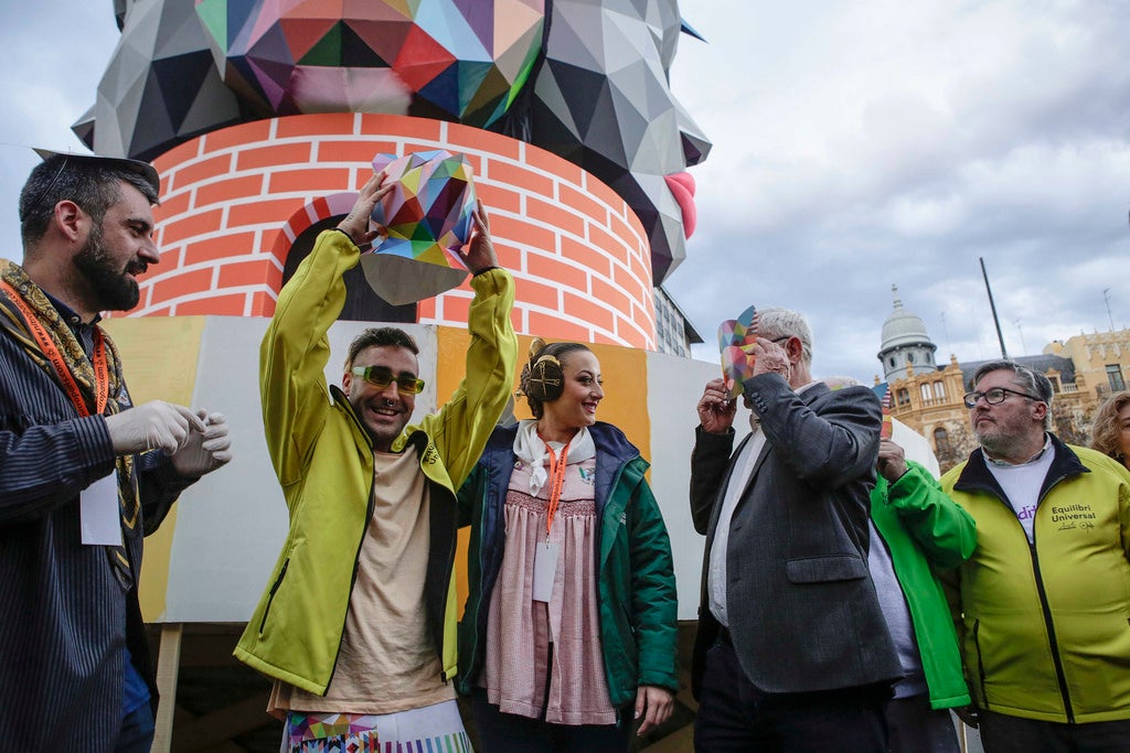 En el documental es pot seguir com l'artista dissenya la falla de l'Ajuntament de València del 2018, la seua relació amb els artistes fallers que la construeixen i tot el procés fins a la 'cremà' del monument. / AJUNTAMENT DE VALÈNCIA