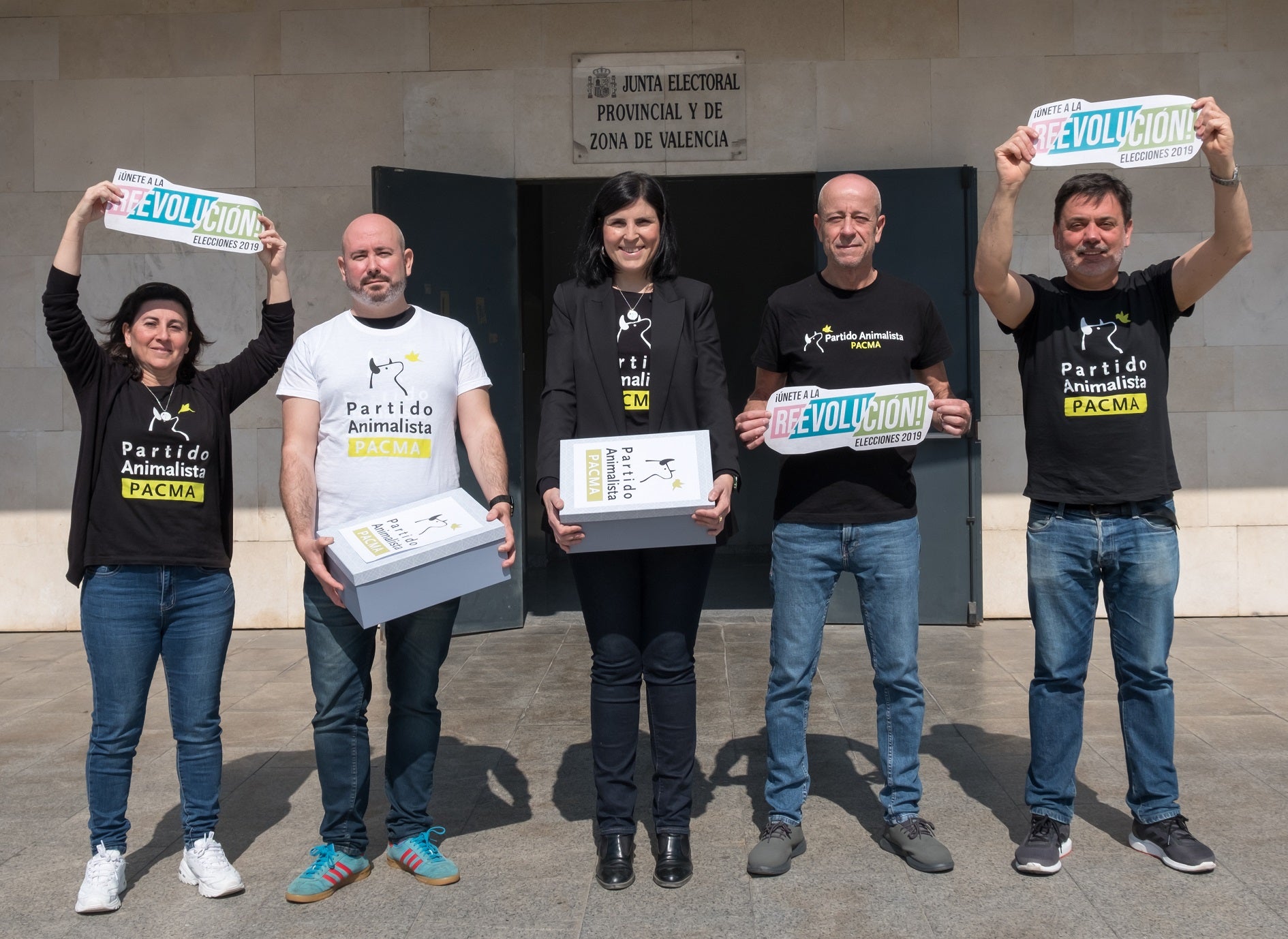 PACMA recull el doble dels avals necessaris per a poder presentar-se a les eleccions del 28 d'abril. / PACMA