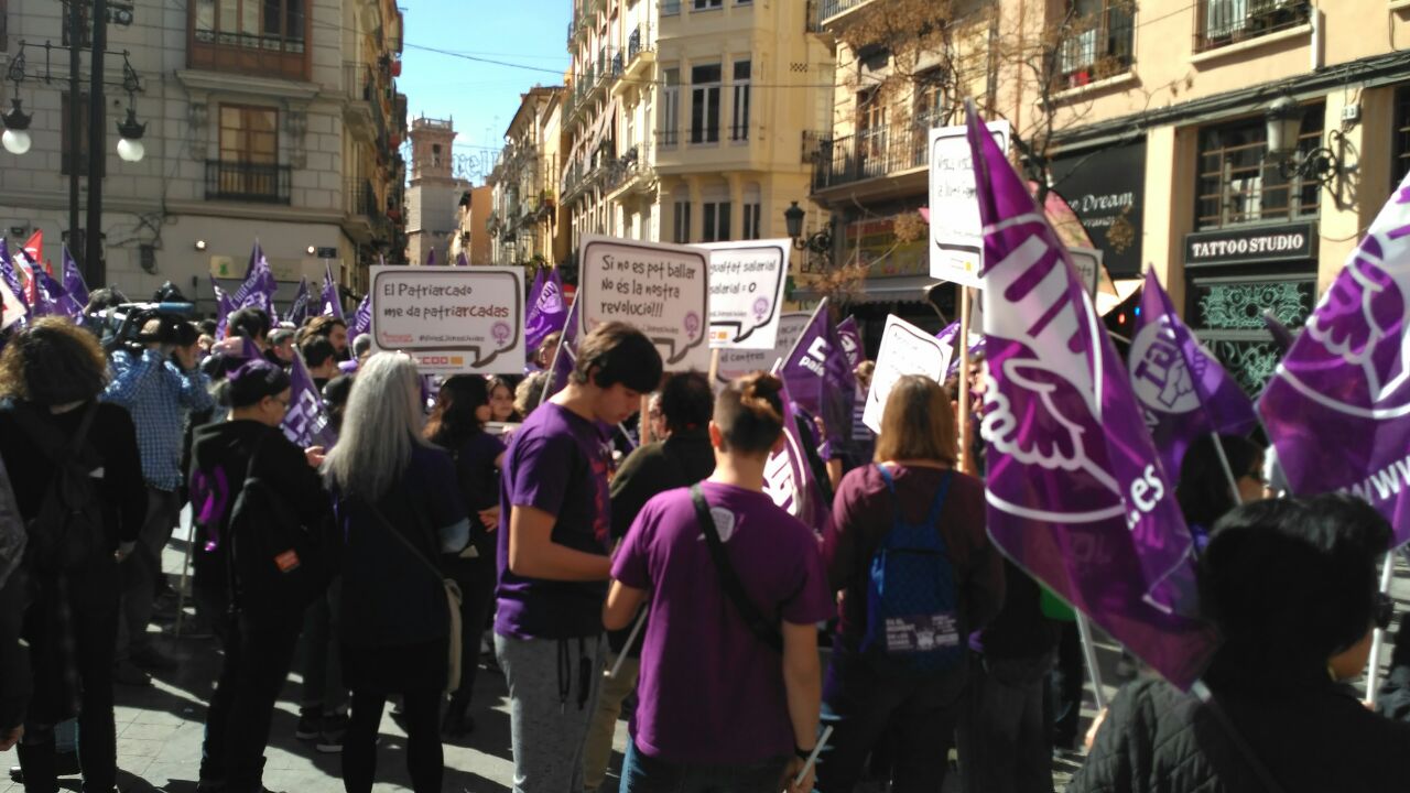 La mobilització convocada per CCOO-PV i UGT-PV ha començat a les 12 hores a les Torres de Serrans i ha acabat front a la delegació del govern. / DIARI LA VEU