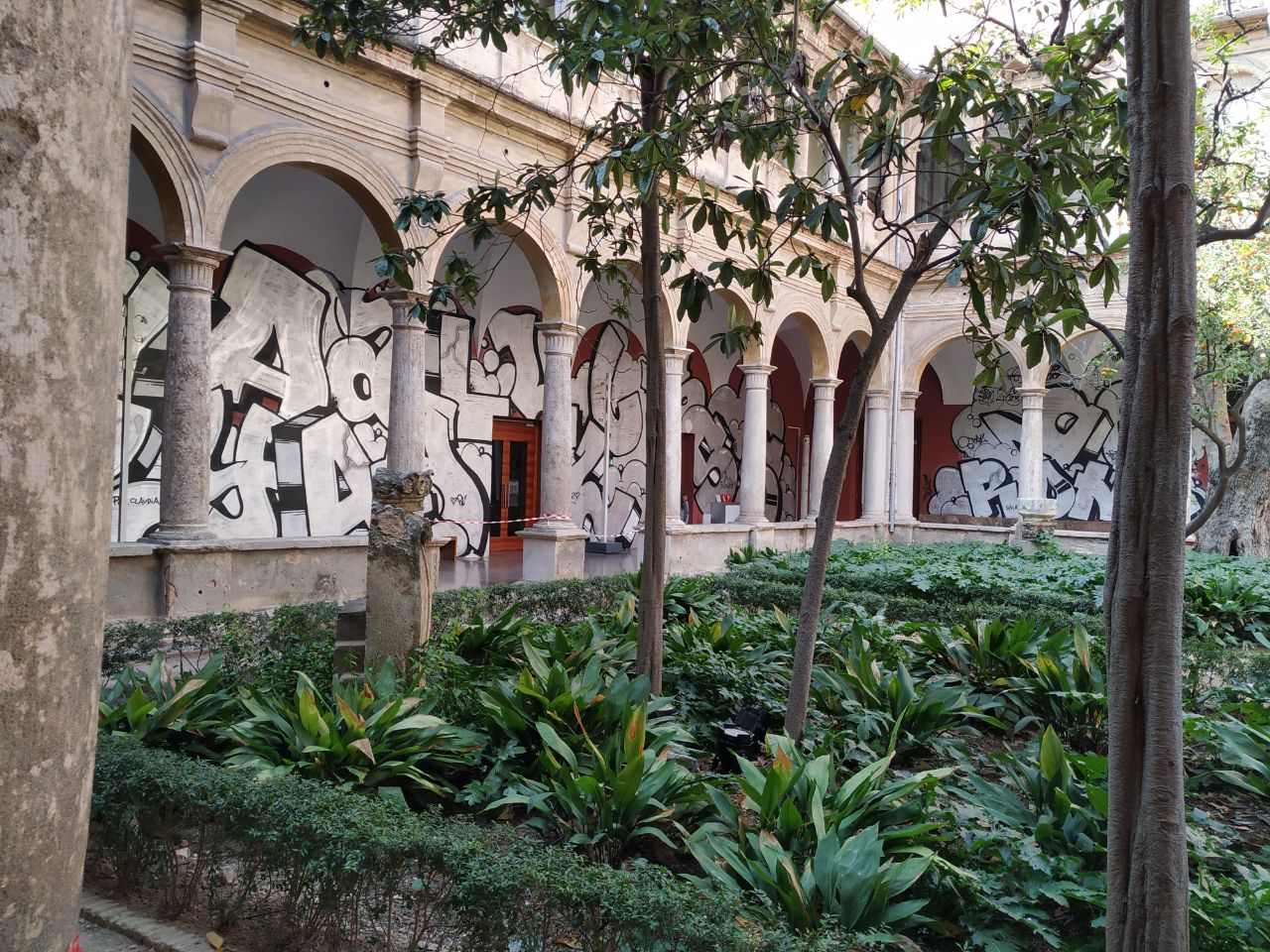 L'exposició que es pot veure actualment al Centre del Carme és obra dels artistes urbans que treballen en la Falla municipal d'enguany. / DLV