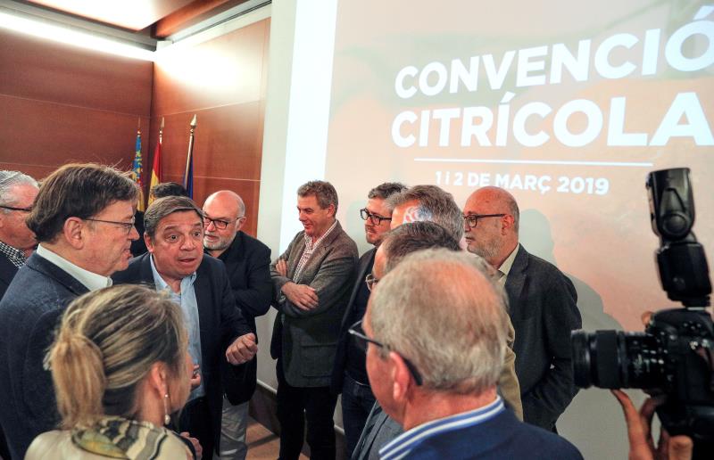 El president de la Generalitat, Ximo Puig, i el ministre d'Agricultura, Luis Planas, han participat aquest dissabte en la clausura de la convenció cítricola 'Sumem pel camp'. / EFE