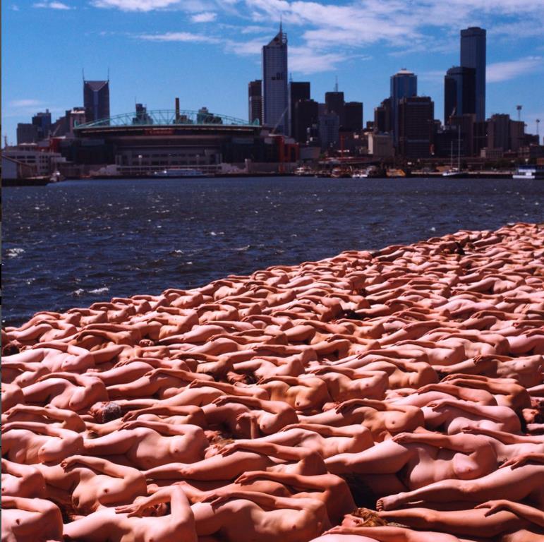 El fotògraf Spencer Tunick ha realitzat les seues intervencions artístiques en moltes ciutats d'arreu el món. / SPENCER TUNICK