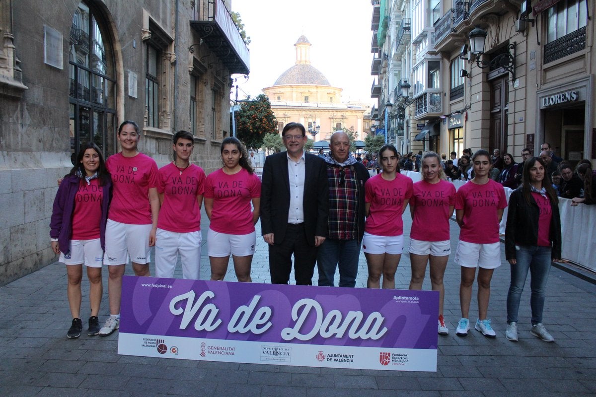 La gran festa de la pilota femenina es va traslladar al cor de València, als carrers de Ciutat Vella, per a mostrar-se al món. / FEDERACIÓ DE PILOTA