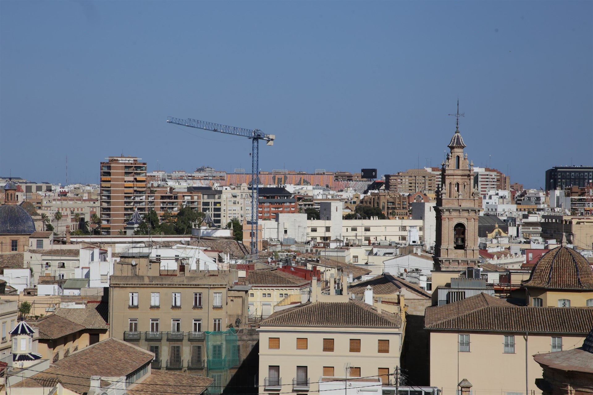 Al gener es van transmetre 22.760 finques urbanes a través de 12.315 compravendes, 3.447 herències, 497 donacions, 26 permutes i 6.475 operacions d'un altre tipus. / GVA