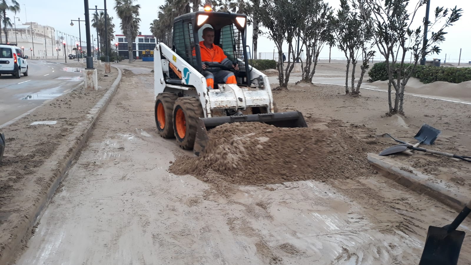 En les platges de la Malva-rosa i el Cabanyal es té la previsió de continuar treballant fins dijous. / AJUNTAMENT DE VALÈNCIA