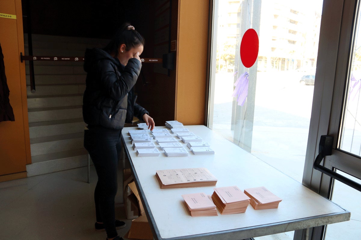 Les 6.044 meses electorals instal·lades arreu del País Valencià han obert amb 'absoluta normalitat', segons ha indicat el delegat del govern espanyol, Juan Carlos Fulgencio. / MAR ROVIRA