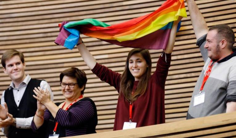 Imatge d'arxiu del dia que es va aprovar a les Corts la llei LGTBI. 