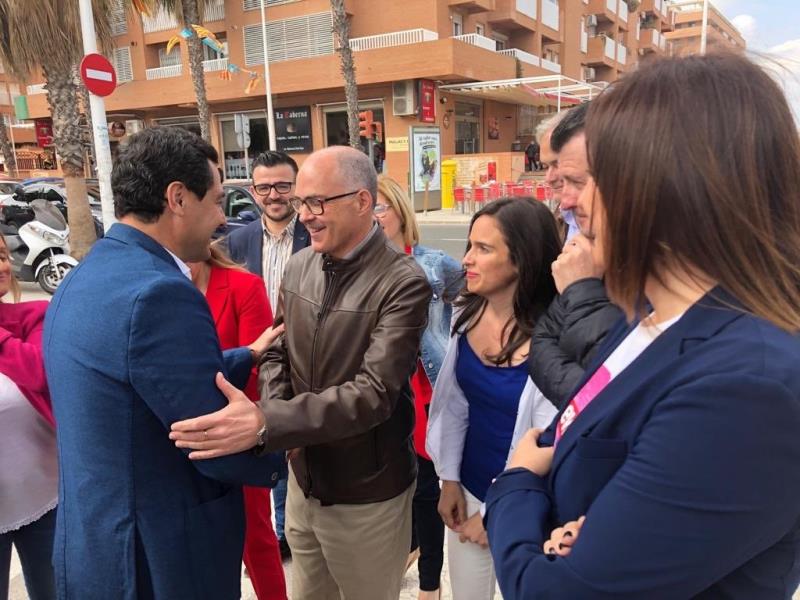 De Rosa junt amb el president d'Andalusia, Juanma Moreno, i la candidata del PPCV a l'Alcaldia de València, María José Català. / DLV