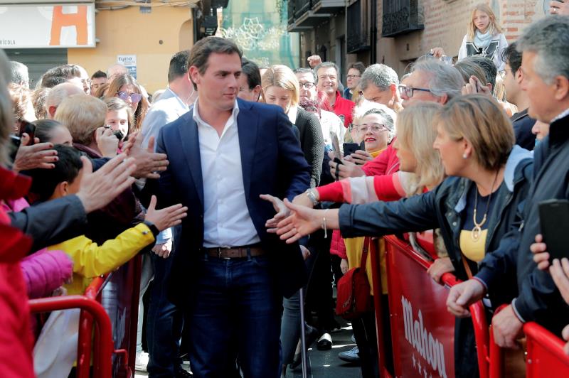 El líder de Ciutadans, Albert Rivera, en una visita a València les passades falles. / EFE
