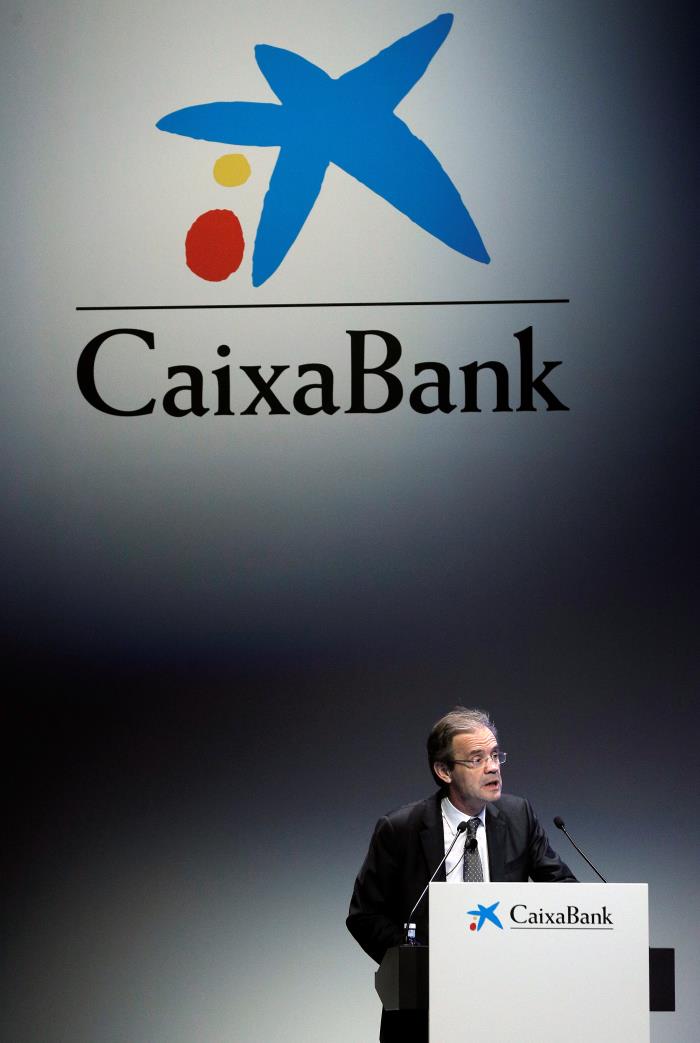 Coincidint amb la celebració de la junta, 200 delegats sindicals de CaixaBank s'han concentrat enfront del Palau de Congressos per a mostrar el seu rebuig a l'ERO. / EFE