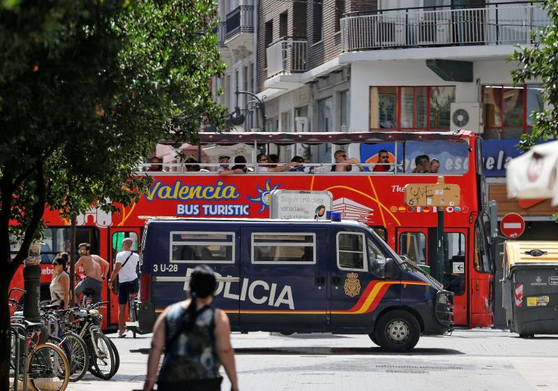 Les forces de seguretat intensificaran els controls aleatoris de vehicles i persones on hi haja gran afluència de ciutadans. / EFE