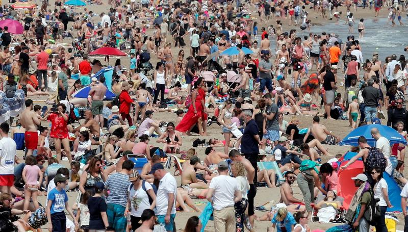 Segons l'Aemet, la tendència dels últims 120 anys és que cada vegada es registren més prompte els 30 graus./ EFE