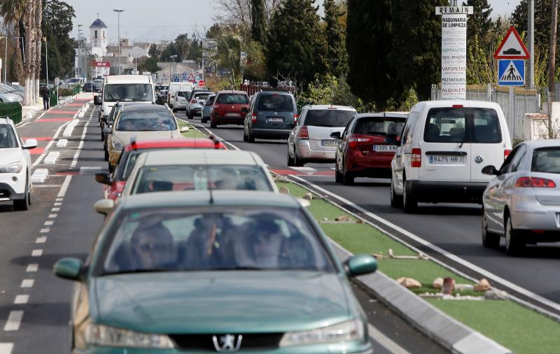 A conseqüència de l'impacte, el camió ha quedat travessat en el carril dret de la via. Imatge d'arxiu. / EFE