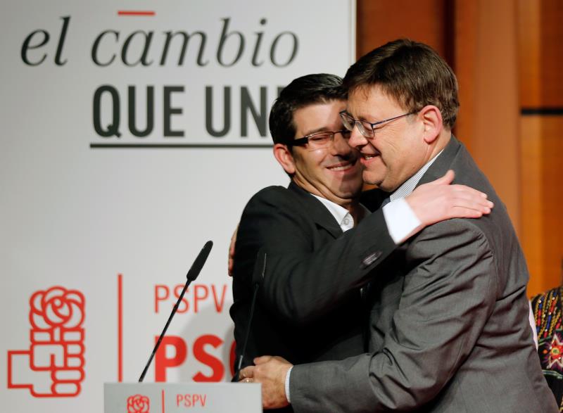 Ximo Puig i Jorge Rodríguez se saluden, en una imatge d'arxiu, en un acte de partit. / EFE